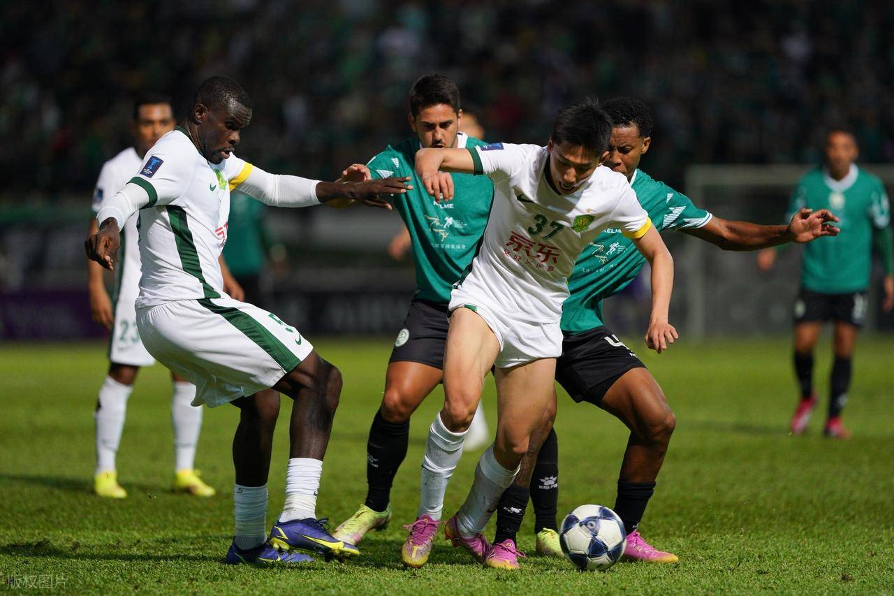 国安球迷怒批教练战术，客场不敌强队(国安的主教练)