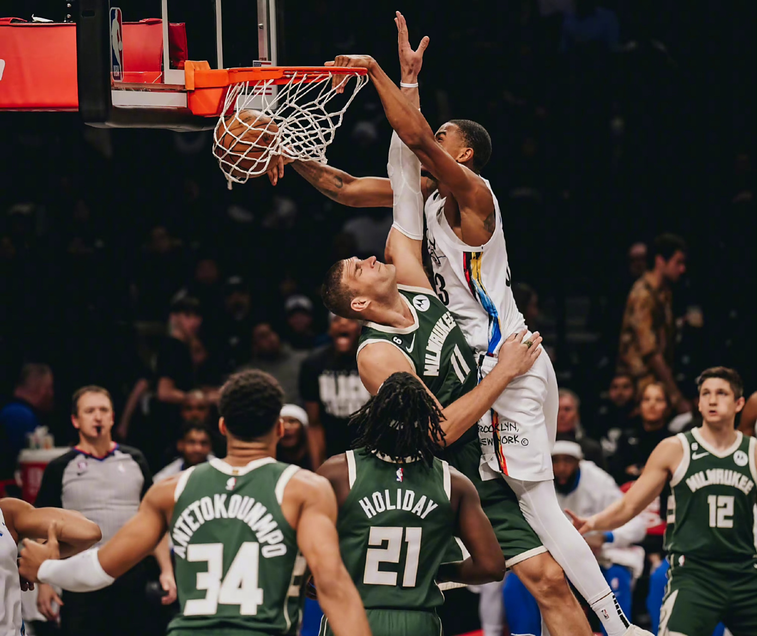 太阳客场逆转篮网，获得十连胜创队史纪录