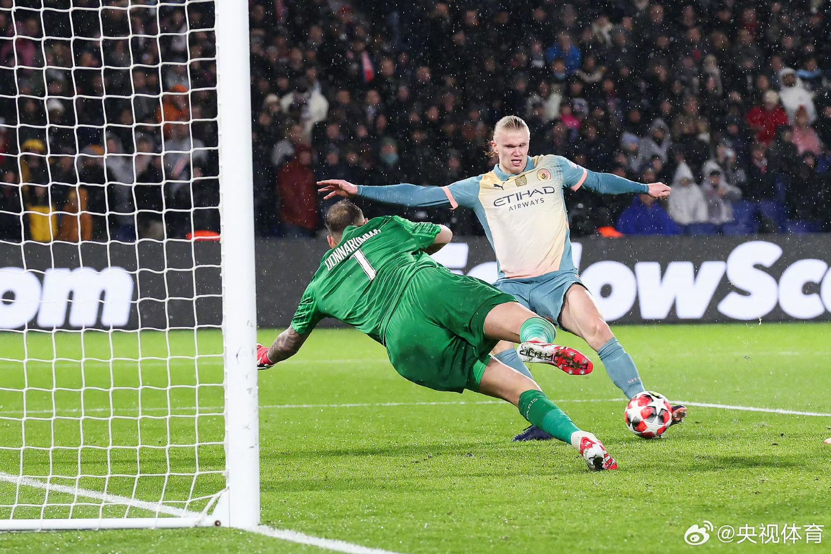 曼城队员精准传球，带领球队胜出