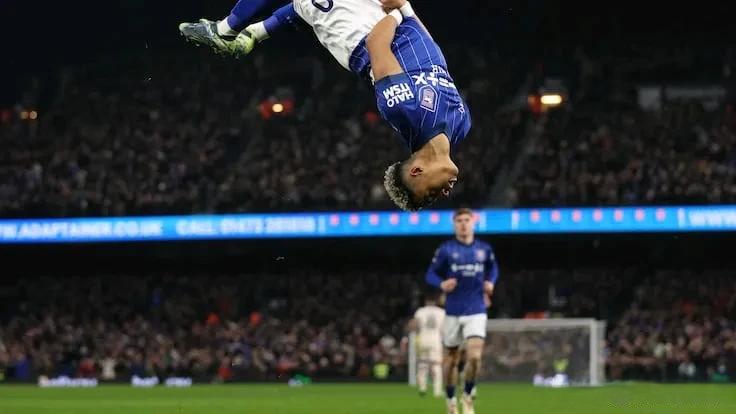 包含切尔西客场两连败，英超前四排名不保的词条